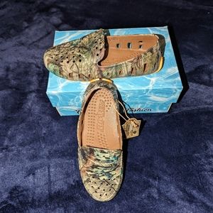 NWT youth Floafers in camo size 3 big kids